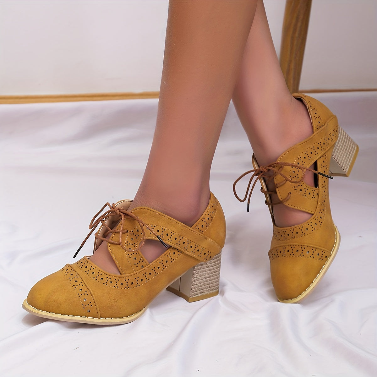 Women's Chunky Heels Perforated Brogues Retro Lace Up Stacked Mid Heels
