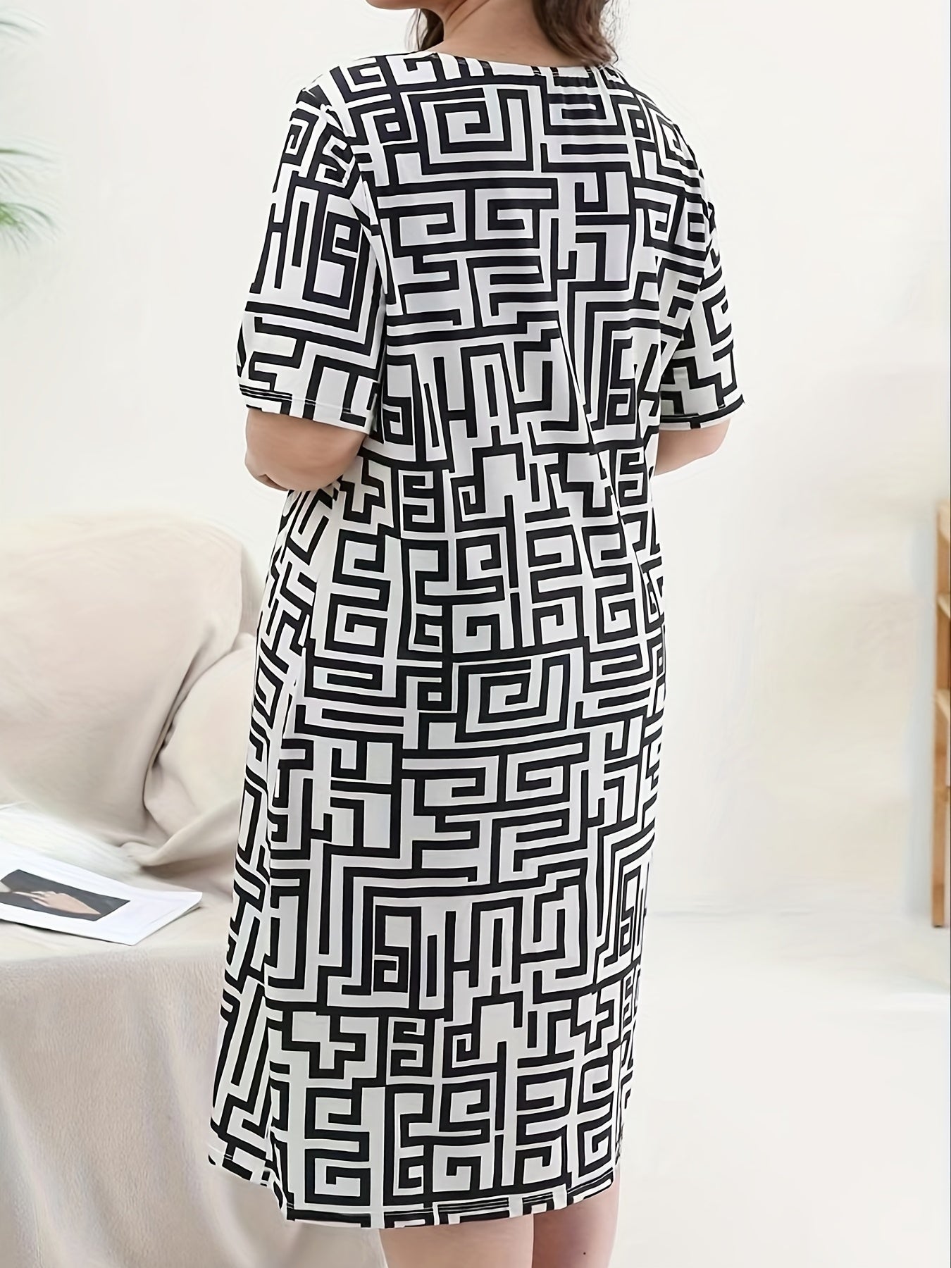  Greek Key Print V Neck Short Sleeve Nightdress