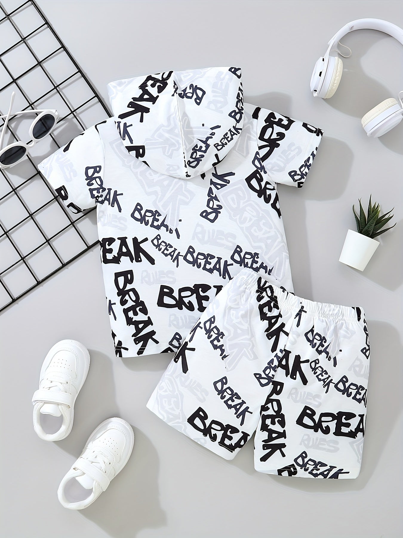 2pcs Little Boy Casual Call Graphic Hooded Short Sleeve Tees & Shorts Set