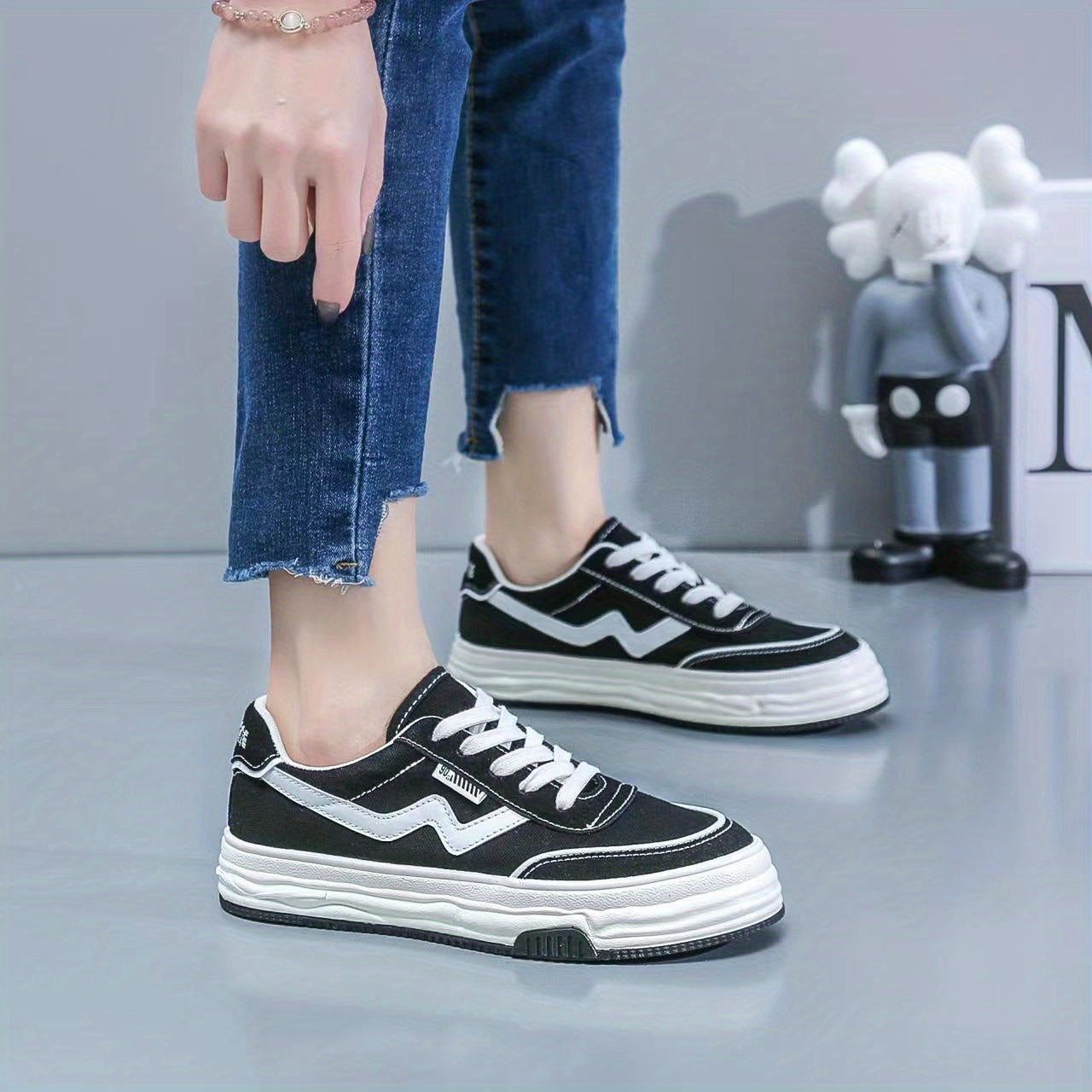 Women's Canvas Sneakers Round Toe Lace Up Flat Walking Shoes