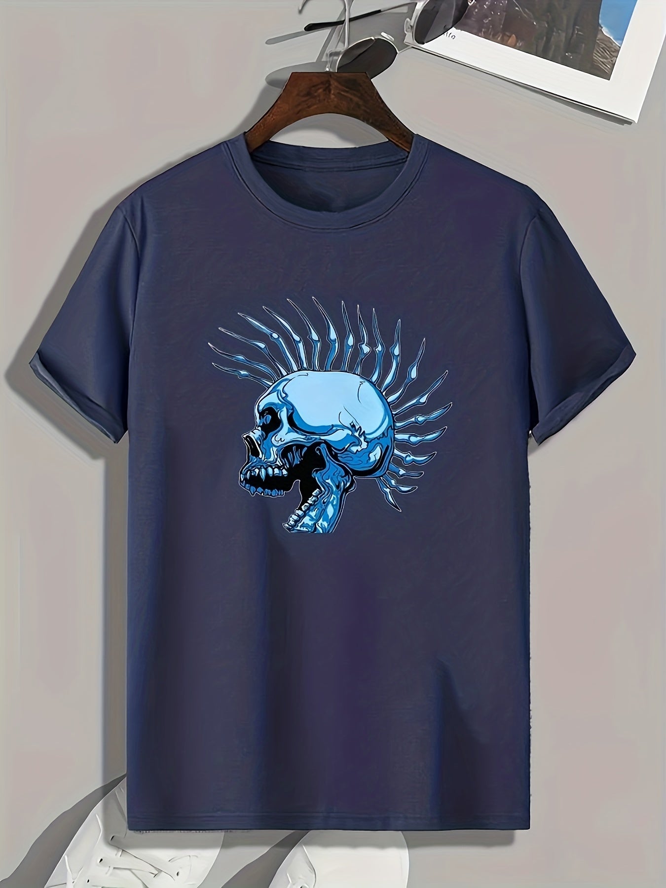 Skull Pattern Men's Sports T-Shirt - Stylish Graphic Tee for Fitness Activities