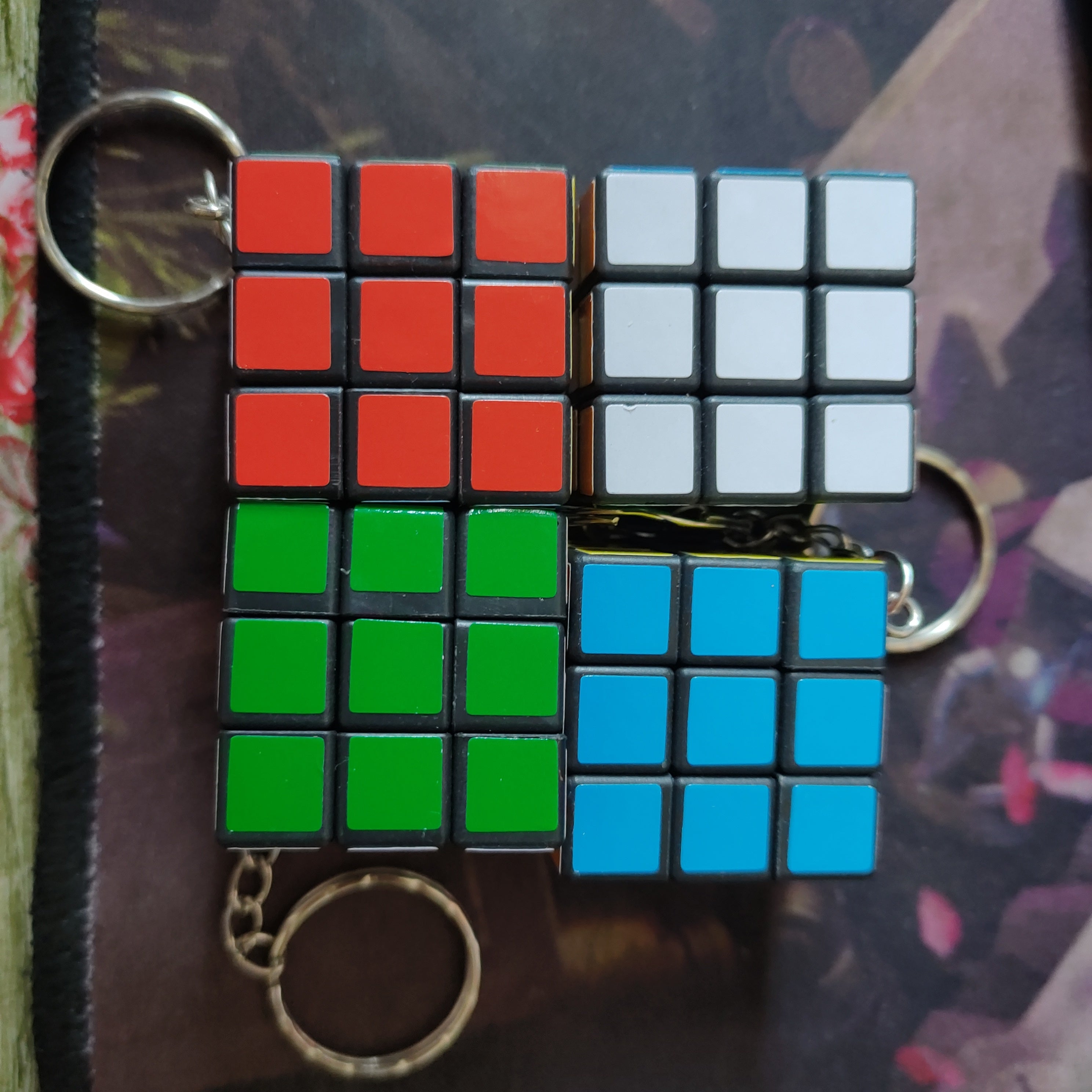12pcs Men's Puzzle Cube Keychain Entry Level Toy