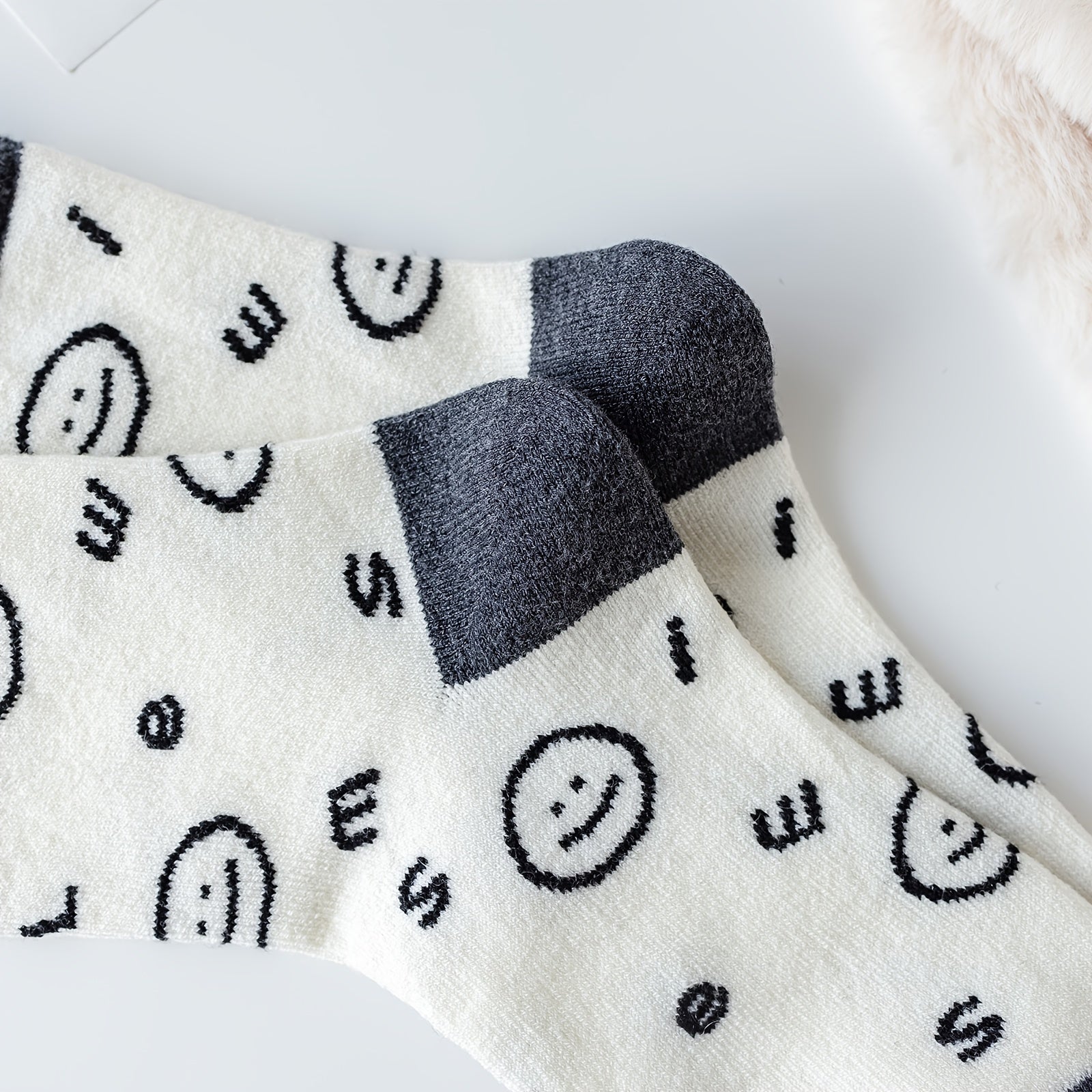 Smiling Face With 100 Tide Socks Women's Stockings & Hosiery
