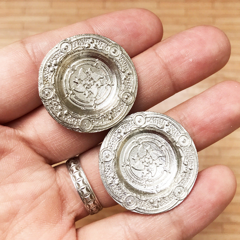 2pcs 1:12 Mini Dollhouse Metal Carved Dinner Plate S