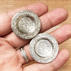 2pcs 1:12 Mini Dollhouse Metal Carved Dinner Plate S