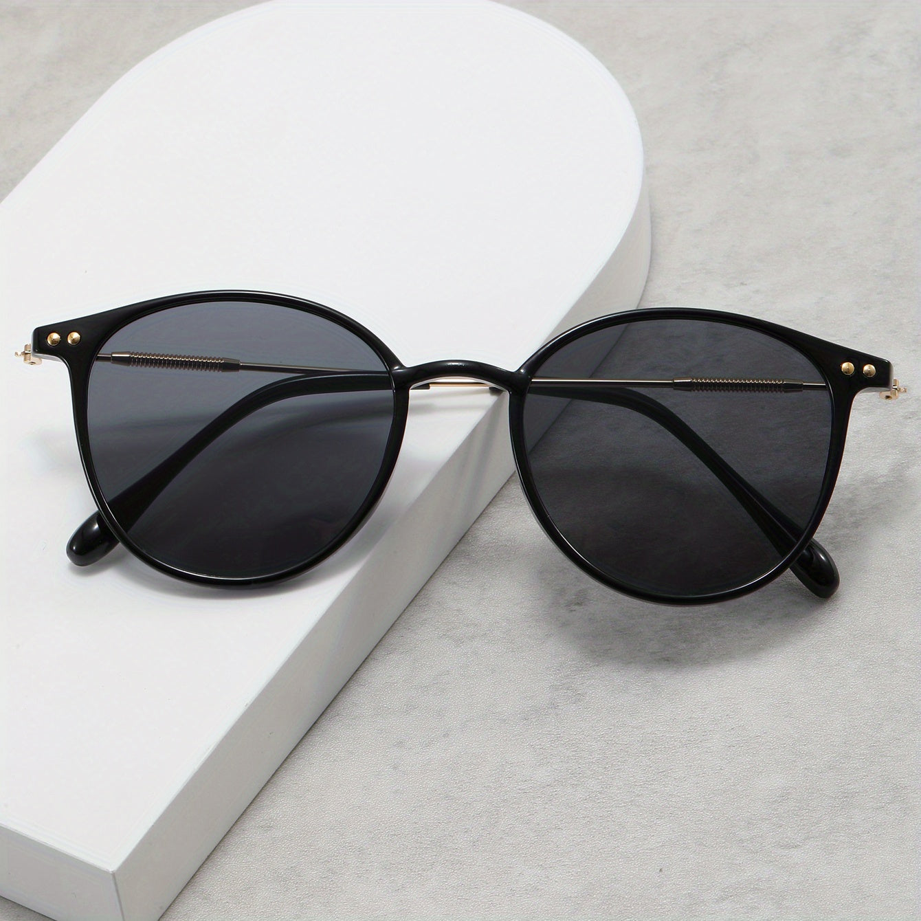 Square Sunglasses Unisex Rivet Decor Anti Glare UV400