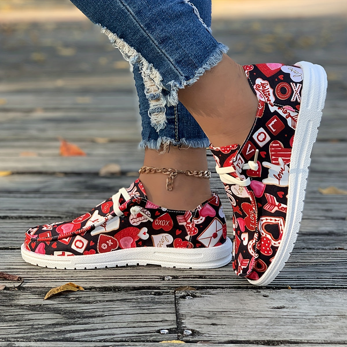 Women's Skateboard Shoes with Love Pattern Decoration Flat Lace-up Canvas Shoes