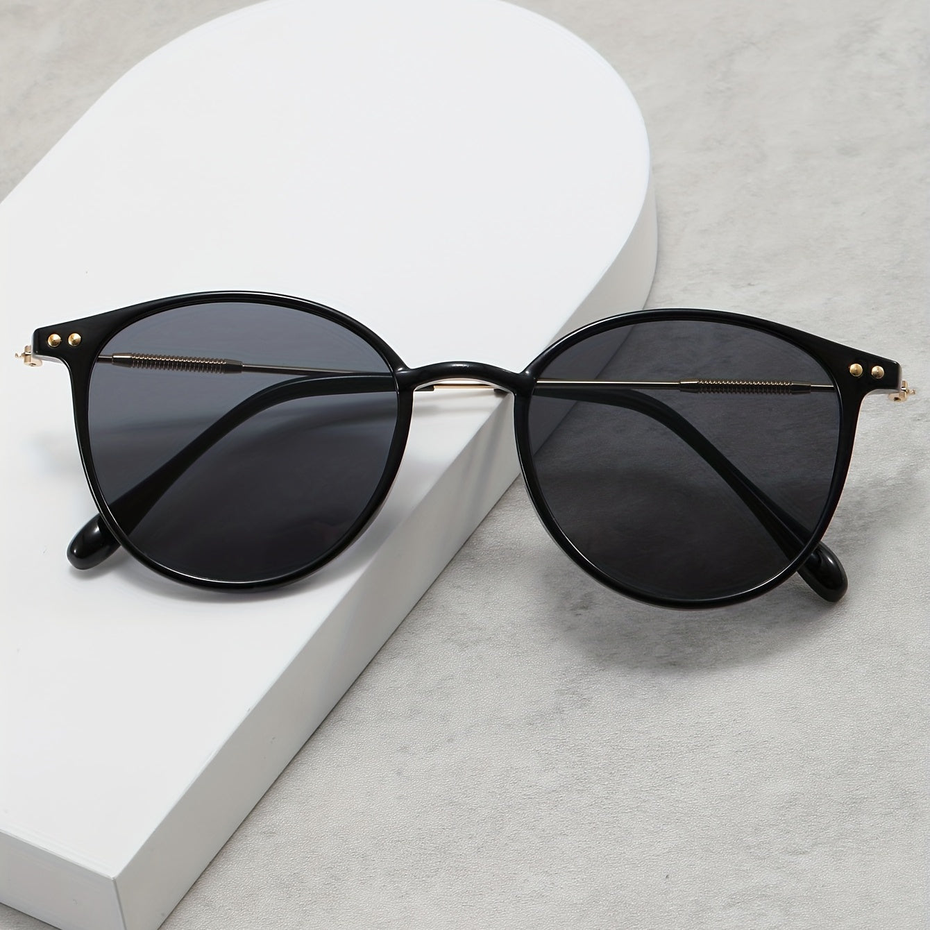 Square Sunglasses Unisex Rivet Decor Anti Glare UV400