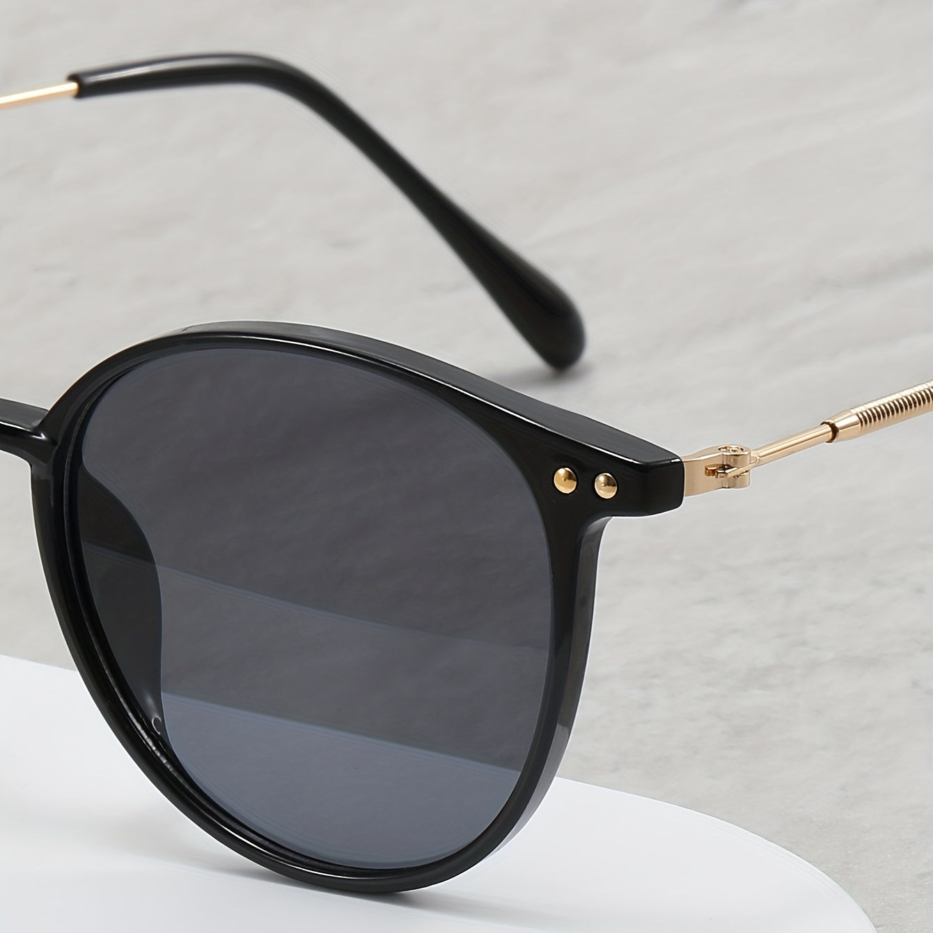 Square Sunglasses Unisex Rivet Decor Anti Glare UV400