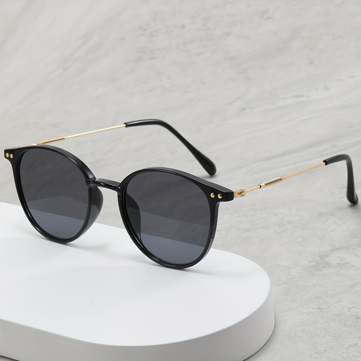 Square Sunglasses Unisex Rivet Decor Anti Glare UV400
