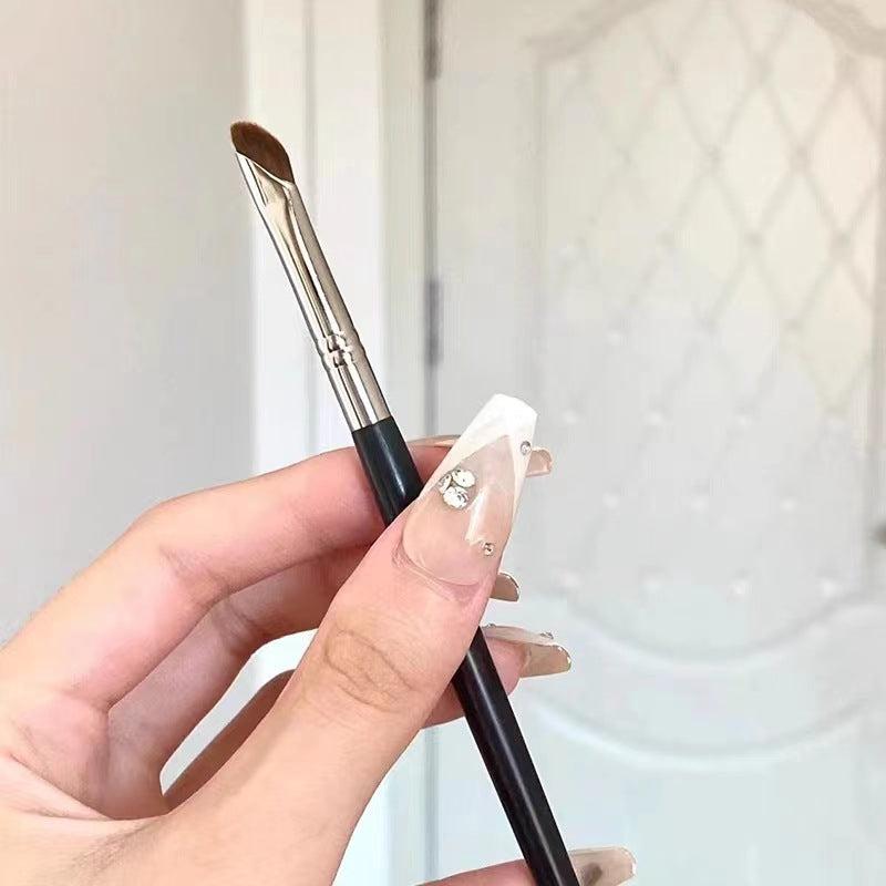 Diagonal Blade Eyeliner Brush Sickle Flat Eye Face Down To The Silkworm Eye