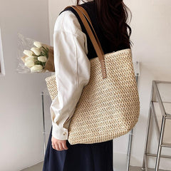 Stylish Woven Shoulder Bag for Travel and Beach