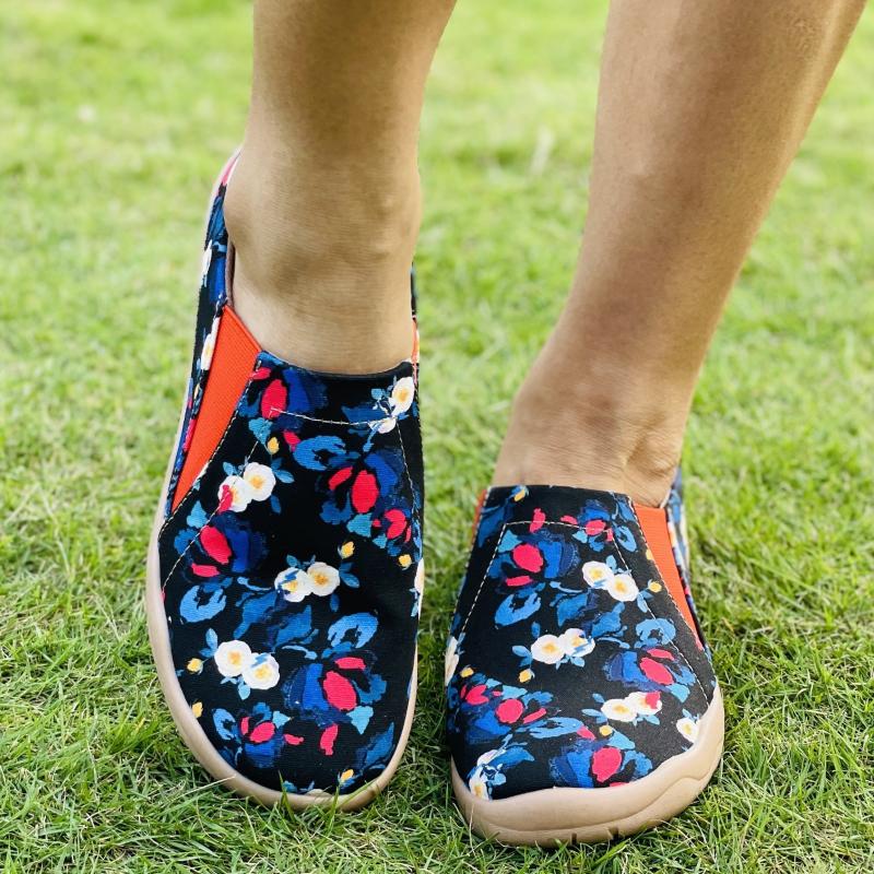 Women's Floral Pattern Slip-On Canvas Shoes Round Toe Comfy Outdoor Travel
