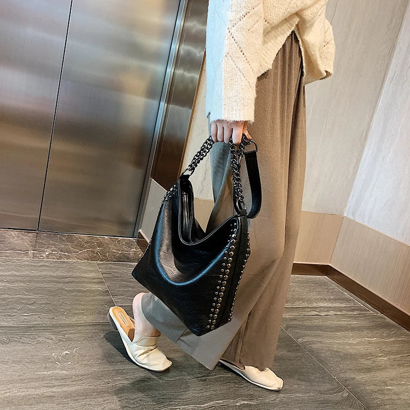 Large-capacity Women's Shoulder Bag Metal Chain Messenger Bag