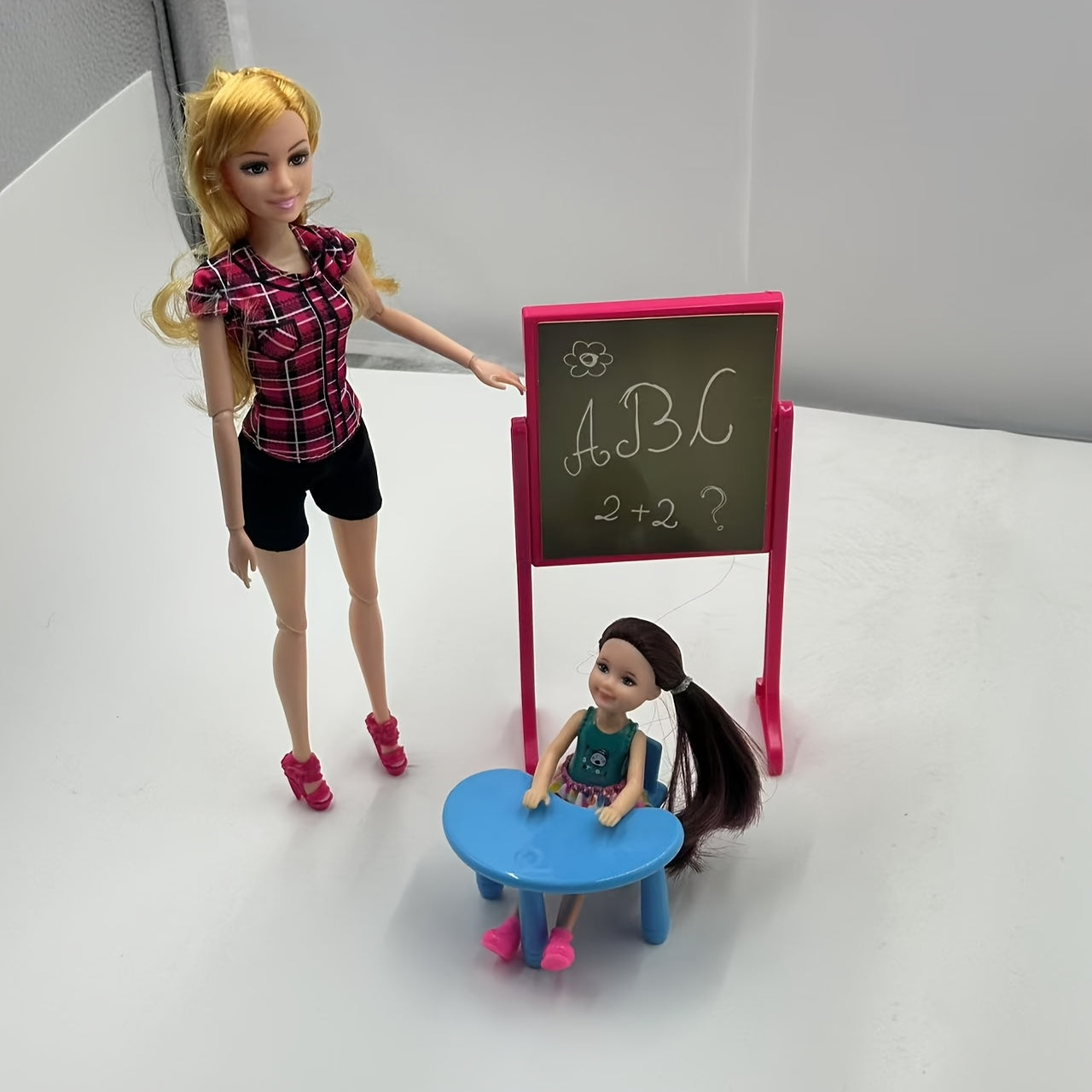Doll School Playset with 8 Dolls and Accessories
