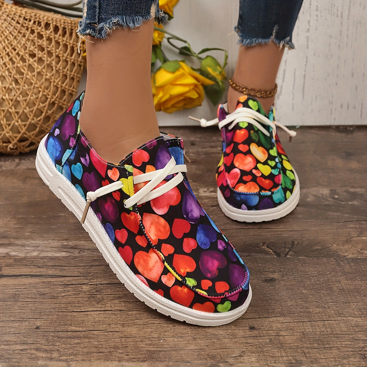 Women's Skate Shoes With Heart Pattern Lightweight Canvas Lace-up Sneakers