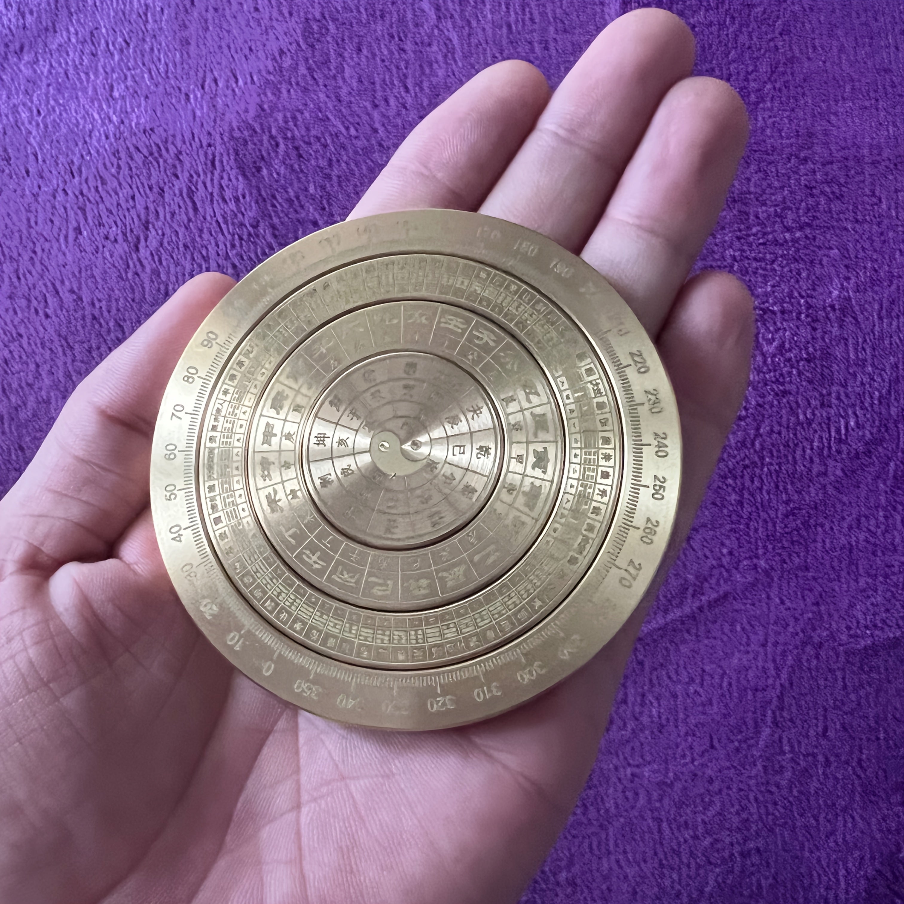 Rotating Compass Finger Spinner, Decorative Layer