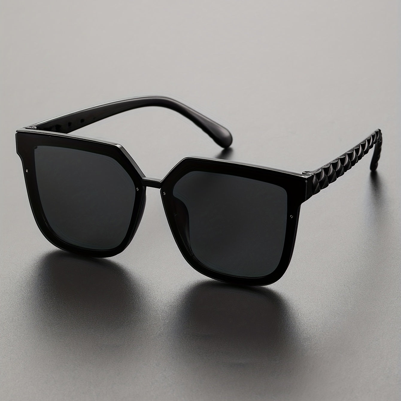 Men's Classic Oval Frame Sunglasses with Case