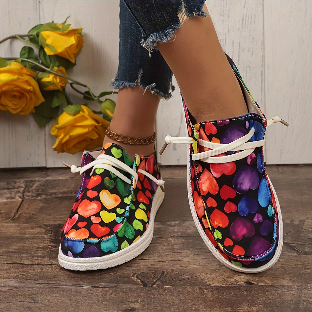 Women's Skate Shoes With Heart Pattern Lightweight Canvas Lace-up Sneakers