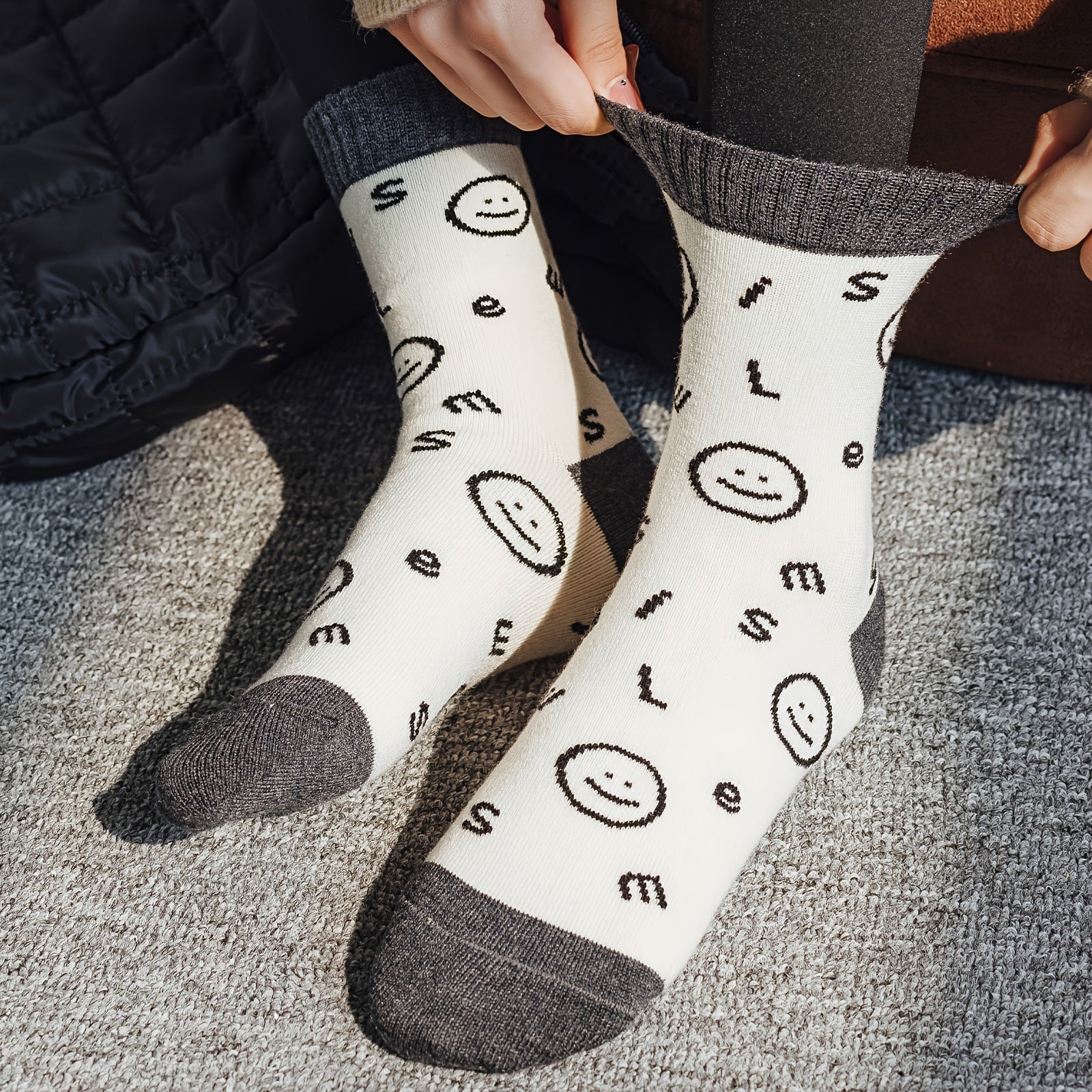 Smiling Face With 100 Tide Socks Women's Stockings & Hosiery