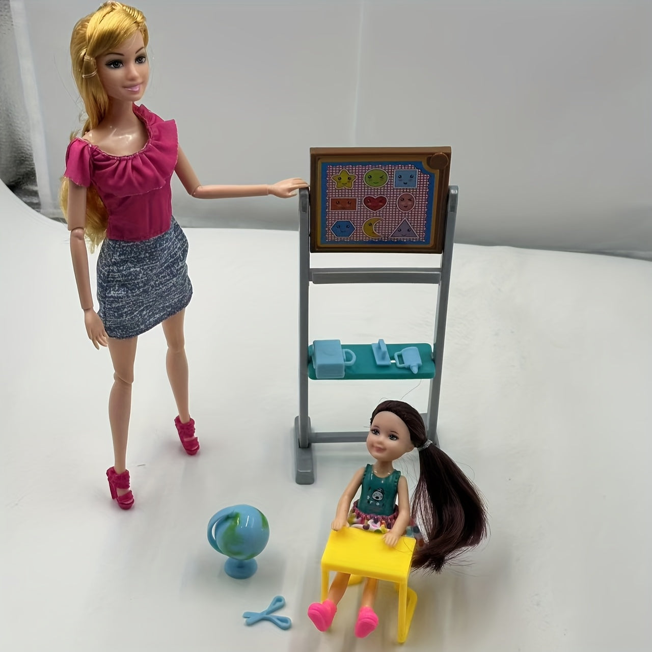 Doll School Playset with 8 Dolls and Accessories