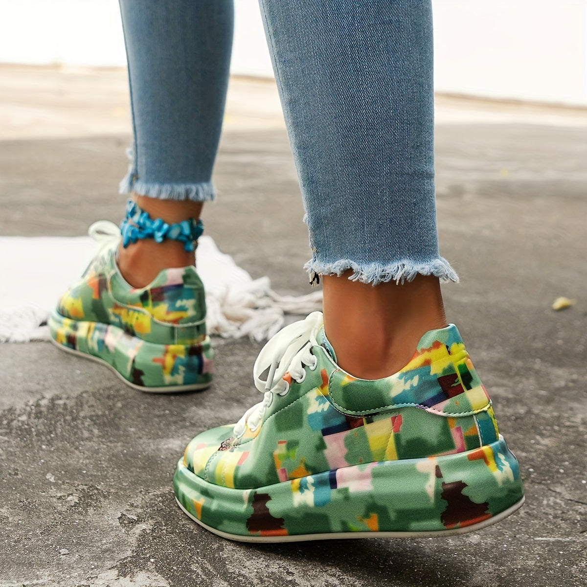 Women's Graffiti Pattern Sneakers Lace Up Outdoor Low Top Walking Shoes