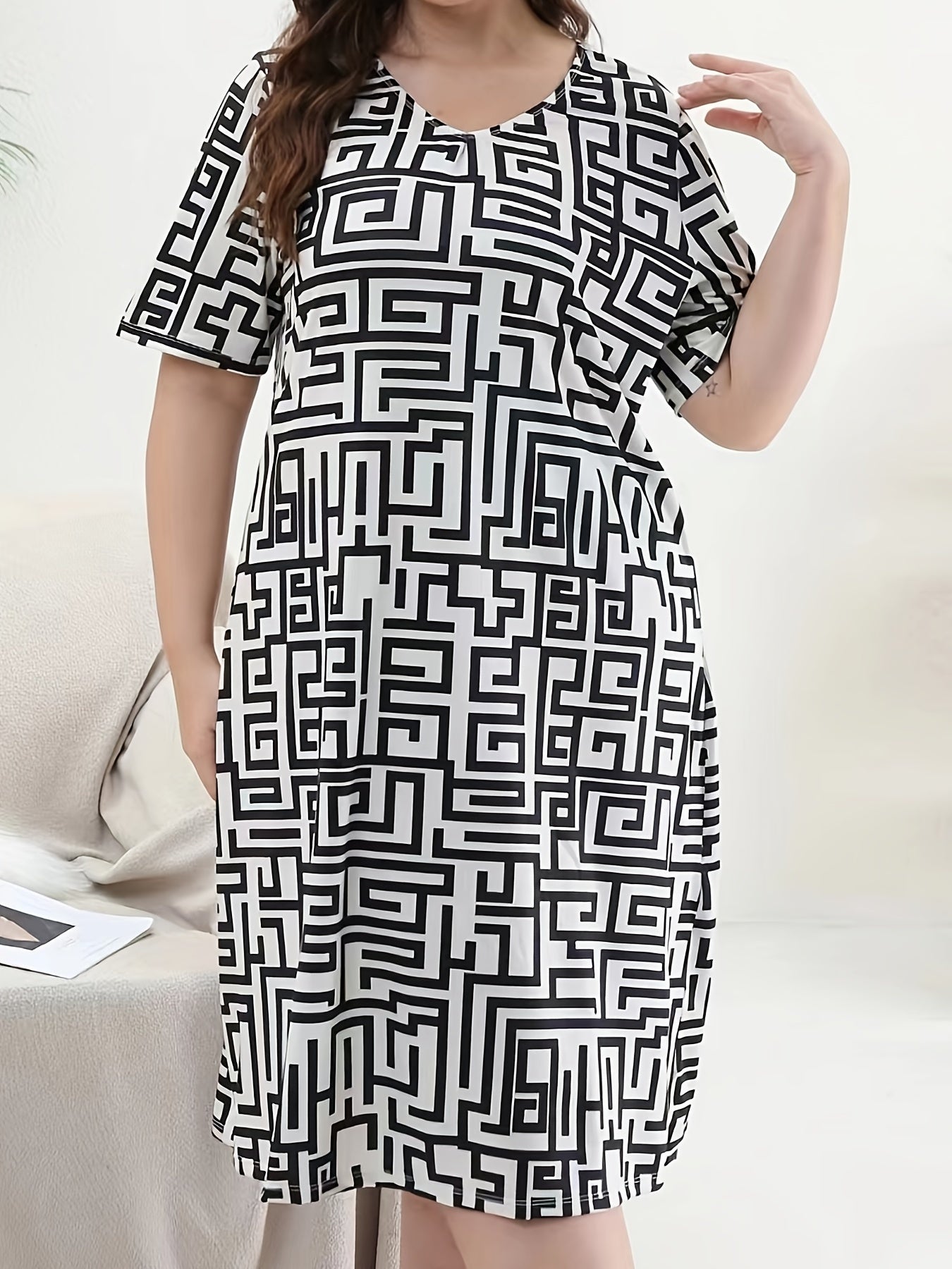  Greek Key Print V Neck Short Sleeve Nightdress