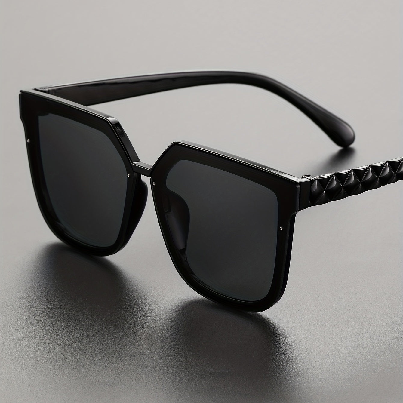 Men's Classic Oval Frame Sunglasses with Case