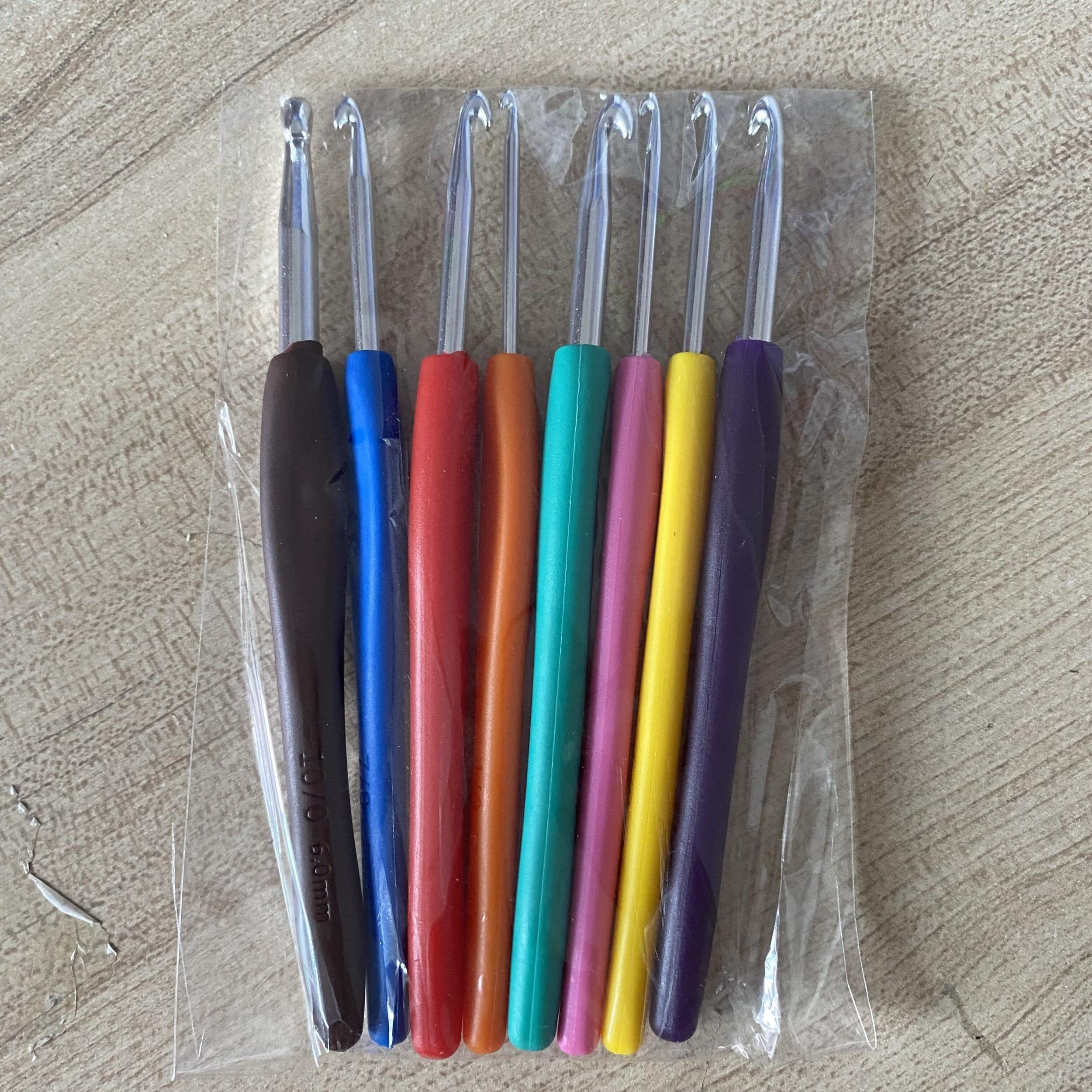 8pcs Colorful Plastic Handle Knitting Needles 2 5 6 0MM Crochet Hooks Set